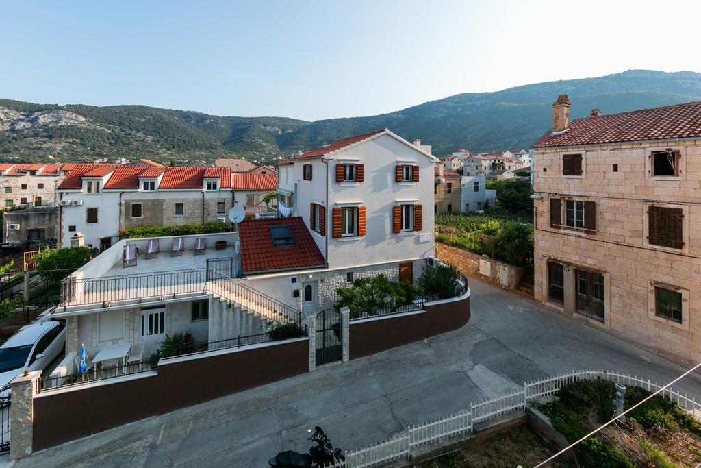 Apartments Kastelani Komiža Buitenkant foto