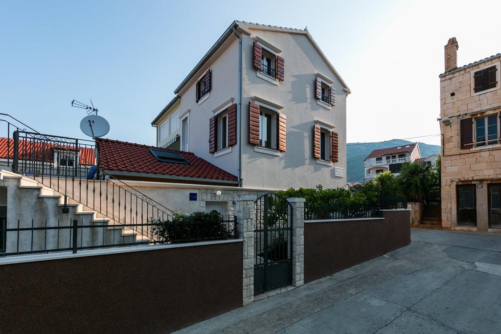 Apartments Kastelani Komiža Buitenkant foto