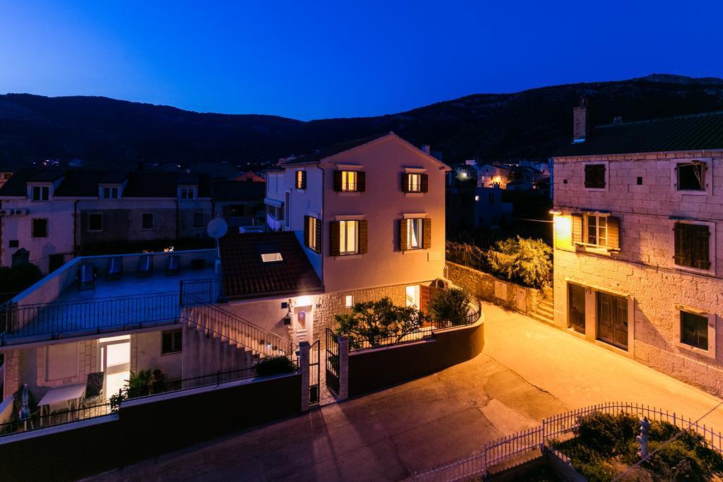 Apartments Kastelani Komiža Buitenkant foto