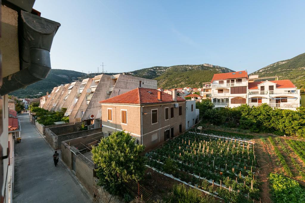 Apartments Kastelani Komiža Buitenkant foto