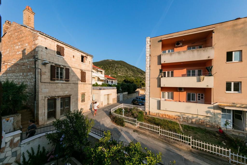 Apartments Kastelani Komiža Buitenkant foto