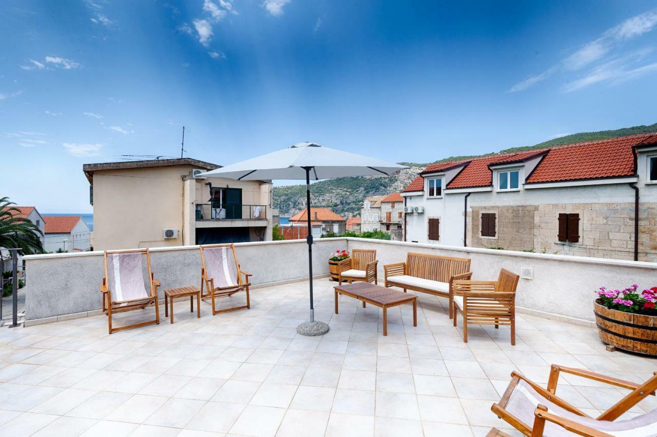 Apartments Kastelani Komiža Buitenkant foto